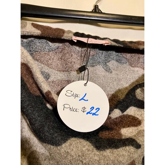 Ces Lemmes Bleu Salon and Spa Camo Gator Size Large. - Picture 5 of 5